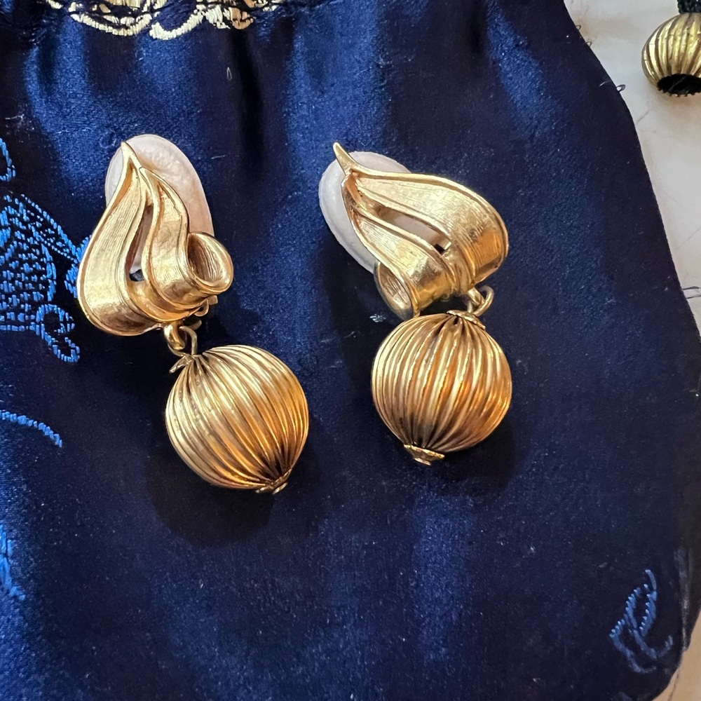 Vintage Oscar De La Renta Signed Ribbon & Drop Ball Clip Earrings